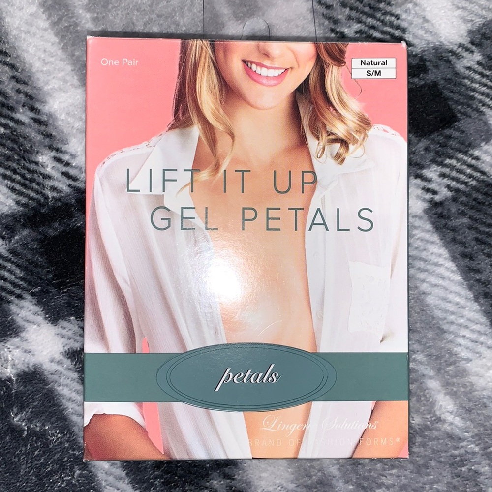 ⭐️ SOLD ⭐️ Sticky boob petals
